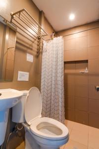 科隆科隆里奇宾馆的浴室配有卫生间、盥洗盆和淋浴。