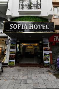 河内Hanoi Sofia Hotel的大楼里一个索拉酒店的标志