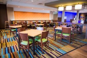 布赖顿Fairfield Inn & Suites by Marriott Denver Northeast/Brighton的用餐室配有木桌和椅子