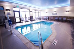 布赖顿Fairfield Inn & Suites by Marriott Denver Northeast/Brighton的在酒店房间的一个大型游泳池