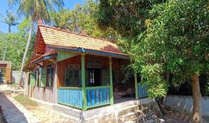 卡里蒙贾瓦Alam Kita的一间红色屋顶和蓝色装饰的小房子