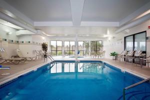 米苏拉庭院米苏拉酒店的一座蓝色水的大型游泳池