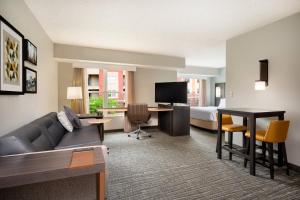 印第安纳波利斯印第安纳波利斯市中心运河畔原住客栈的酒店客房设有沙发、床和书桌