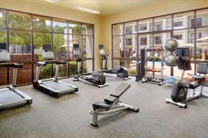 亚特兰大亚特兰大行政公园/埃默里万怡酒店的健身房设有数台跑步机和健身器材