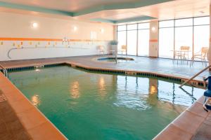 阿拉莫萨Fairfield Inn & Suites by Marriott Alamosa的一座绿色的游泳池,位于一座建筑中
