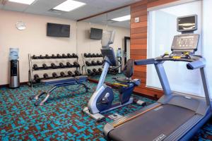 阿拉莫萨Fairfield Inn & Suites by Marriott Alamosa的健身房设有2个跑步机和健身自行车