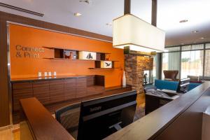 贝城Fairfield Inn & Suites by Marriott Bay City, Texas的一间带餐桌的用餐室和一间客厅
