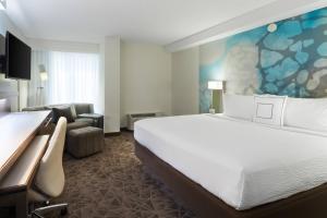 迈阿密Courtyard Miami Downtown Brickell Area的酒店客房设有一张白色大床和一张沙发。