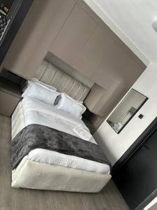 内罗毕Modern home in Nairobi Escada的卧室配有一张带白色床单和枕头的大床。