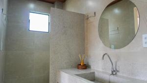 贝泽罗斯POUSADA KALUKA的一间带水槽和镜子的浴室