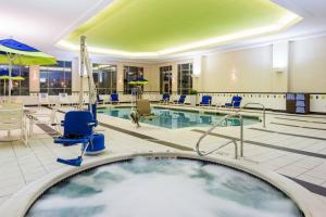 奇克托瓦加费尔菲尔德套房酒店 - 布法罗机场的一座带热水浴池的游泳池