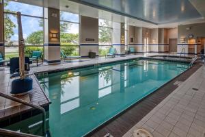 诺福克诺福克市中心酒店的在酒店房间的一个大型游泳池