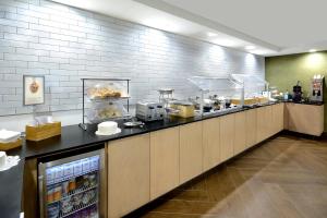 格林斯伯勒格林斯博罗机场费尔菲尔德客栈的餐厅厨房设有食品柜台