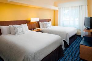 拉斐特拉法耶特南部万豪费尔菲尔德套房酒店的酒店客房设有两张床和电视。