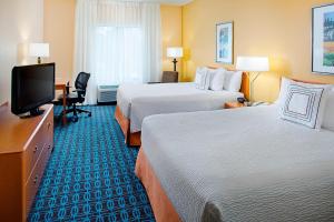 拉斐特拉法耶特南部万豪费尔菲尔德套房酒店的酒店客房设有两张床和一台平面电视。