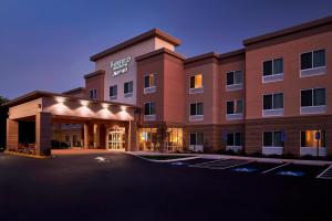 亚历山德里亚Fairfield Inn & Suites by Marriott Alexandria,Virginia的停车场酒店 ⁇ 染