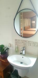 谭伯连山Southern Sky Glamping的浴室设有白色水槽和镜子