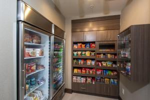 哥伦布万豪哥伦布北极星酒店的厨房配有开放式冰箱和许多食物