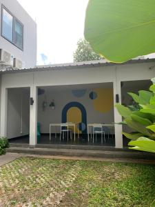 雅加达PassGo Thamrin的房屋设有带桌椅的庭院