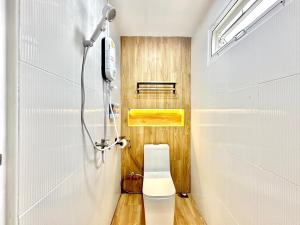 Ban Nong BuaThe Nine Place แจ้งสนิท的一间带白色卫生间和长凳的浴室