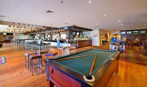 布里斯班布里斯班阳光海岸酒店的带酒吧的客房内的台球桌