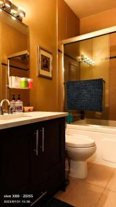 白石白石•天晴岛的浴室配有卫生间、盥洗盆和淋浴。