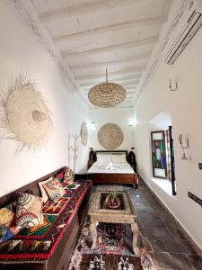 马拉喀什Riad Musa的客厅配有沙发和1张床