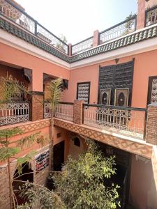 马拉喀什Riad Musa的公寓大楼设有阳台和树木