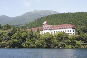 箱根小田急山之酒店(Odakyu Hotel de Yama)的湖畔的大建筑