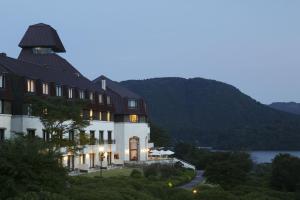 箱根小田急山酒店的享有湖景的大型建筑