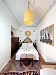 马拉喀什Riad Musa的一间卧室配有一张床和一个吊灯