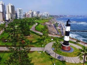 利马Miraflores habitación separada con privacidad dentro de departamento compartido的海边公园的灯塔