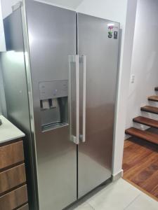 利马Miraflores habitación separada con privacidad dentro de departamento compartido的厨房里的不锈钢冰箱
