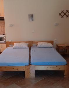 GeraΜαρία的带厨房的客房内设有两张单人床。