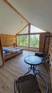 梅斯蒂亚Echoes of the mountains的客房设有桌子、床和窗户。