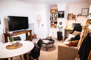 HazelbrookSnooty Fox Bed &Breakfast的带沙发和电视的客厅