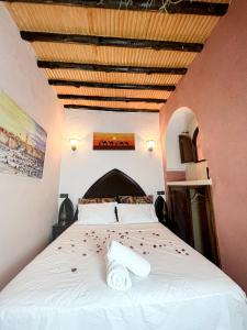 马拉喀什Riad Musa的一间卧室,床上放着鲜花