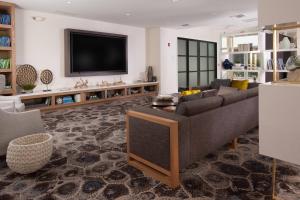 迈阿密迈阿密珊瑚阁万怡酒店的带沙发和电视的客厅