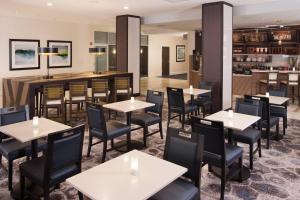 迈阿密迈阿密珊瑚阁万怡酒店的一间带桌椅的餐厅和一间酒吧