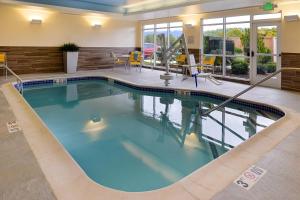 普利茅斯Fairfield Inn & Suites by Marriott Plymouth White Mountains的在酒店房间的一个大型游泳池