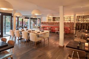 塞多纳Amara Resort & Spa的一间带桌椅的餐厅和一间酒吧