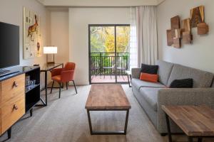 塞多纳Amara Resort & Spa的客厅配有沙发和桌子