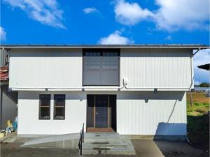 大崎市Guesthouse Mow-Mow - Vacation STAY 88345v的蓝色天空的白色房子