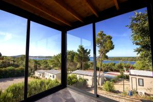 木洛希尼KastHouse Luxury mobile home Anika的客厅设有大窗户,享有美景。
