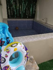 圣巴勃罗Home in San Pablo city, Laguna的浴室配有淋浴和卫生间。