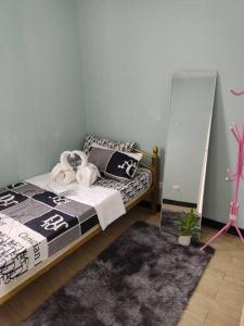 圣巴勃罗Home in San Pablo city, Laguna的一间卧室配有一张带镜子和地毯的床
