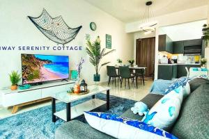 八打灵再也Coastal Gem Retreat with 50 inch TV for 6Pax Near Sunway Lagoon 2R2B的带沙发和电视的客厅