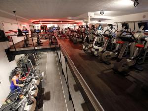 马赛T2 Prado Plage / Vélodrome的健身房里放着许多有氧器材