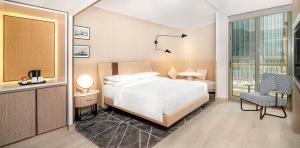 阿布扎比喜来登阿布扎比度假酒店的配有一张床和一把椅子的酒店客房