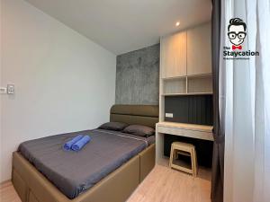 古晋Staycation Homestay 24 Royal Richmond Near Airport的一间小卧室,配有一张床和一张书桌